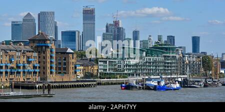 Panorama-Stadt am Fluss Landschaft des Wasserseite Apartmentgebäudes und Canary Wharf Skyline Wolkenkratzer Baustelle East End London England Großbritannien Stockfoto