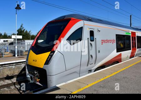 Das Zweimodus-Mehrfachgerät der Greater Anglia Class 755, gebaut vom Personenzzug Stadler Rail, kommt an den Bahnsteig des Ely Bahnhofs Cambridgeshire England UK Stockfoto