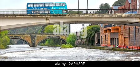 Betonbrücke und Bus über turbulenter Flutströmung River Tragen nach starken Sommerregen historischen Bogen Framwellgate Bridge jenseits von Durham England UK Stockfoto