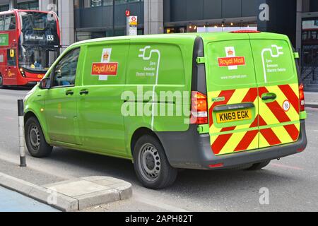 Ansicht des grünen Royal Mail Zero Emissions Elektrotransporters mit Grafiken auf einer Seite und auf der Rückseite mit roter Standardseite gegenüber London UK Stockfoto