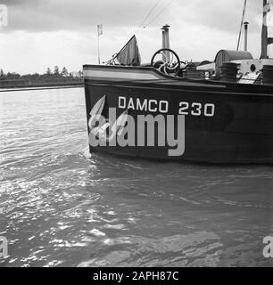 Rheinnavigation, Bericht über Wohnen und Arbeiten an Bord eines Rheinschiffs Beschreibung: Der Bogen des Damco 230 Datum: 1. April 1955 Standort: Deutschland, Kehl, Westdeutschland Schlagwörter: Binnenschiffe, Flüsse Stockfoto