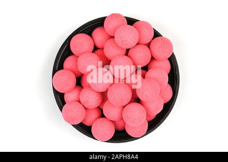 Schüssel voll mit Boilies, Angeln Köder für Karpfen, auf weißem Hintergrund. Hochauflösendes Foto. Volle Tiefenschärfe. Stockfoto