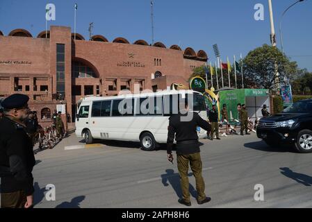 Lahore, Pakistan. Januar 2020. Pakistanische Sicherheitspersonal eskortiert Busse, die pakistanische und bangladeschische Cricket-Spieler und Teambeamte mit sich führen, während sie zu einer Trainingseinheit im Gaddafi-Cricket-Stadion in Lahore vor dem T20-Cricket-Spiel einer Dreikampfserie zwischen Pakistan und Bangladesch kommen. (Foto von Rana Sajid Hussain/Pacific Press) Credit: Pacific Press Agency/Alamy Live News Stockfoto