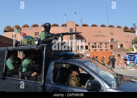 Lahore, Pakistan. Januar 2020. Pakistanische Rangers-Mitarbeiter patrouillieren, um sich während einer Übungssitzung mit jeder Untoward Situation auseinanderzusetzen. Die Dreikampfige Twenty20-Serie zwischen Pakistan und Bangladesch startet am Freitag in Lahore außerhalb des Gaddafi-Stadions. (Foto von Rana Sajid Hussain/Pacific Press) Credit: Pacific Press Agency/Alamy Live News Stockfoto