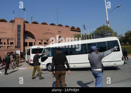 Lahore, Pakistan. Januar 2020. Pakistanische Sicherheitspersonal eskortiert Busse, die pakistanische und bangladeschische Cricket-Spieler und Teambeamte mit sich führen, während sie zu einer Trainingseinheit im Gaddafi-Cricket-Stadion in Lahore vor dem T20-Cricket-Spiel einer Dreikampfserie zwischen Pakistan und Bangladesch kommen. (Foto von Rana Sajid Hussain/Pacific Press) Credit: Pacific Press Agency/Alamy Live News Stockfoto