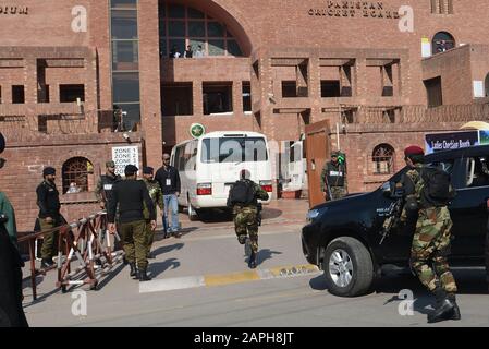 Lahore, Pakistan. Januar 2020. Pakistanische Sicherheitspersonal eskortiert Busse, die pakistanische und bangladeschische Cricket-Spieler und Teambeamte mit sich führen, während sie zu einer Trainingseinheit im Gaddafi-Cricket-Stadion in Lahore vor dem T20-Cricket-Spiel einer Dreikampfserie zwischen Pakistan und Bangladesch kommen. (Foto von Rana Sajid Hussain/Pacific Press) Credit: Pacific Press Agency/Alamy Live News Stockfoto