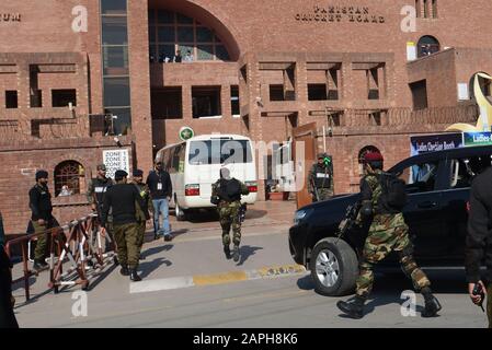 Lahore, Pakistan. Januar 2020. Pakistanische Sicherheitspersonal eskortiert Busse, die pakistanische und bangladeschische Cricket-Spieler und Teambeamte mit sich führen, während sie zu einer Trainingseinheit im Gaddafi-Cricket-Stadion in Lahore vor dem T20-Cricket-Spiel einer Dreikampfserie zwischen Pakistan und Bangladesch kommen. (Foto von Rana Sajid Hussain/Pacific Press) Credit: Pacific Press Agency/Alamy Live News Stockfoto