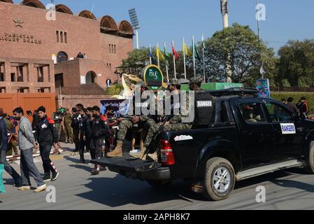 Lahore, Pakistan. Januar 2020. Pakistanische Rangers-Mitarbeiter patrouillieren, um sich während einer Übungssitzung mit jeder Untoward Situation auseinanderzusetzen. Die Dreikampfige Twenty20-Serie zwischen Pakistan und Bangladesch startet am Freitag in Lahore außerhalb des Gaddafi-Stadions. (Foto von Rana Sajid Hussain/Pacific Press) Credit: Pacific Press Agency/Alamy Live News Stockfoto