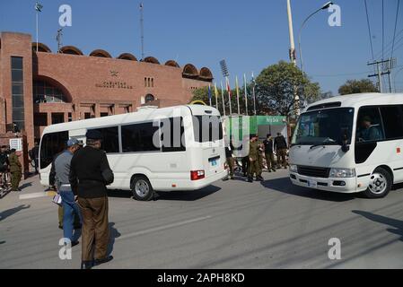 Lahore, Pakistan. Januar 2020. Pakistanische Sicherheitspersonal eskortiert Busse, die pakistanische und bangladeschische Cricket-Spieler und Teambeamte mit sich führen, während sie zu einer Trainingseinheit im Gaddafi-Cricket-Stadion in Lahore vor dem T20-Cricket-Spiel einer Dreikampfserie zwischen Pakistan und Bangladesch kommen. (Foto von Rana Sajid Hussain/Pacific Press) Credit: Pacific Press Agency/Alamy Live News Stockfoto