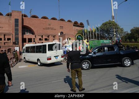 Lahore, Pakistan. Januar 2020. Pakistanische Sicherheitspersonal eskortiert Busse, die pakistanische und bangladeschische Cricket-Spieler und Teambeamte mit sich führen, während sie zu einer Trainingseinheit im Gaddafi-Cricket-Stadion in Lahore vor dem T20-Cricket-Spiel einer Dreikampfserie zwischen Pakistan und Bangladesch kommen. (Foto von Rana Sajid Hussain/Pacific Press) Credit: Pacific Press Agency/Alamy Live News Stockfoto