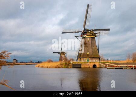 Windmühlen und im Winter stark bewölkter Himmel, am Ufer in Kinderdijk ein nationales Erbe in der Alblasserwaard Stockfoto