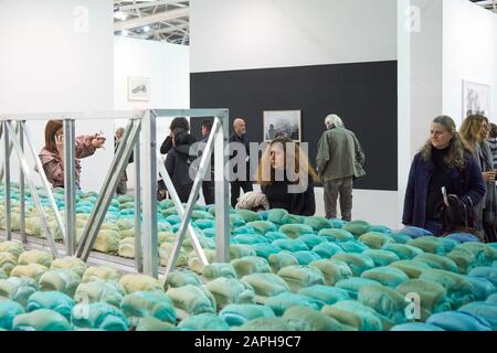 Turin, ITALIEN - 31. OKTOBER 2019: Besucher, die während der Eröffnung der Artissima Contemporary Art Fair im Oval Lingotto die Installation von Kunst mit blauem Brot betrachten Stockfoto