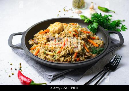 Reis und Mang Bean Pilaf mit Fleisch und Gemüse auf einer Pan, Hausgemachte Mahlzeit Stockfoto