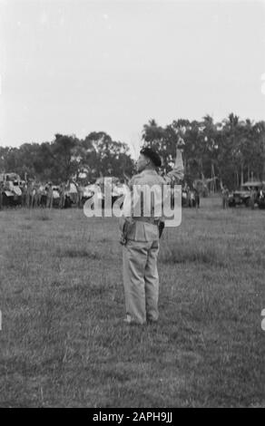 Salatiga. Feier des 134-jährigen Bestehens der Hussaren von Boreel durch die 2. Eskadron Armoured Cars Beschreibung: Der Korpskommandant, Major F. Rouffaer hält eine Rede Datum: 25. November 1947 Ort: Indonesien, Java, Niederländische Ostindien, Salatiga Stockfoto