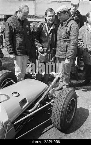 Der DAF-Rennwagen, der auf der Zolder-Rennstrecke (Belgien) stattfand und mit der DAF bastelt, Rob Schlosser im Rennwagen Datum: 9. Mai 1965 Standort: Belgien Schlagwörter: DOAPP, Rennstrecken, Rennwagen, Tinker persönlicher Name: Schlosser, Rob Institutionename: DAF Stockfoto
