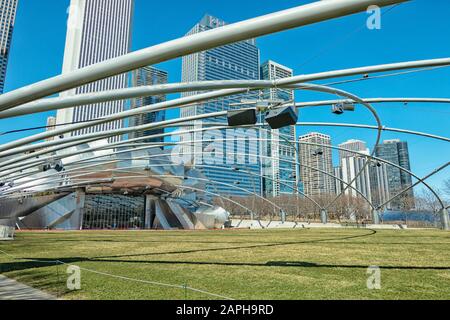 Jay Pritzker Pavillion vom Architekten Frank Gehry im Millennium Park, Chicago, Illinois, USA. Stockfoto