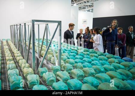 Turin, ITALIEN - 31. OKTOBER 2019: Besucher, die während der Eröffnung der Artissima Contemporary Art Fair im Oval Lingotto die Installation von Kunst mit blauem Brot betrachten Stockfoto