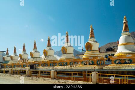 Bunte buddhistische Chorsätze gegen den blauen Himmel im Sommer auf dem Gelände des Klosters in Kaza, Himachal Pradesh, Indien. Stockfoto