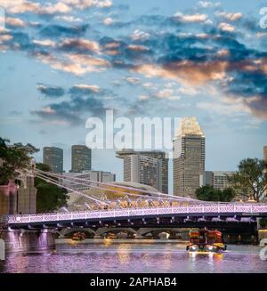 Skyline von Singapur in der Marina Bay bei Sonnenuntergang. Stockfoto