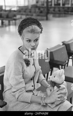 Die deutsche Prinzessin Karin zu Lieningen (KOP), die am meisten gefragte Schaufensterpuppe Europas sogar auf Schiphol Datum: 30. Oktober 1962 Schlagwörter: Mannequins, Prinzessinnen Stockfoto