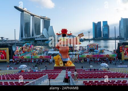 Singapur, Singapur - 23. Januar 2020: Singapore Chinese New Year River Hong Bao 2020 Celebration, das Jahr der Ratte. Der Glücksgott Stockfoto