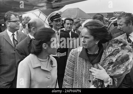 Ankunft der Schauspieler Charlie Chaplin und Peter Ustinov und ihrer Ehefrauen auf Schiphol Beschreibung: Die Frau von Peter Ustinov (links) und Oona O'Neill Datum: 23. Juni 1965 Ort: Noord-Holland, Schiphol Schlüsselwörter: Ankunft, Ehefrauen persönlicher Name: Neill, Oona O' Stockfoto