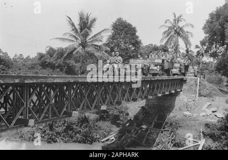 X Genie Veldcie to Tjikampek - Wadas Beschreibung: Die ersten Fahrzeuge der Motorkatenfahrzeuge passieren die reparierte Brücke Datum: 20. Dezember 1947 Ort: Cikampek, Indonesien, Niederländische Ostindien, Wadas Stockfoto