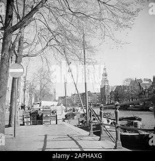 Reportage Amsterdam Beschreibung: Die Eilandsgracht mit rechts der Oude Waal und links die Bindung in Amsterdam, rechts die Montelbaanstoren Datum: 1. Januar 1932 Ort: Amsterdam, Noord-Holland Schlüsselwörter: Lastkähne, Kanäle, Türme Stockfoto