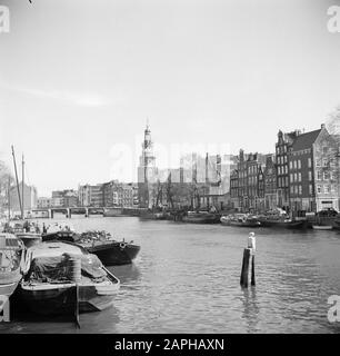 Reportage Amsterdam Beschreibung: Die Eilandsgracht mit rechts der Oude Waal und links die Bindung in Amsterdam, rechts die Montelbaanstoren Datum: 1. Januar 1932 Ort: Amsterdam, Noord-Holland Schlüsselwörter: Schiffe, Türme Stockfoto