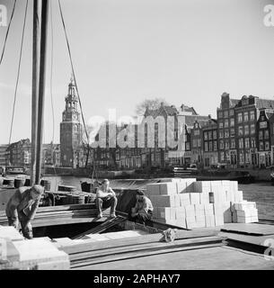 Reportage Amsterdam Beschreibung: De Eilandsgracht mit Recht das Oude Waal und im Hintergrund die Montelbaanstoren Datum: 1. Januar 1932 Ort: Amsterdam, Noord-Holland Schlüsselwörter: Kanäle, Schiffe, Türme Stockfoto