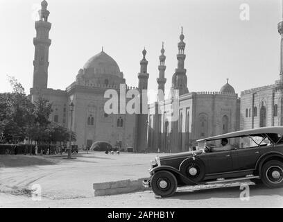 Seefahrt mit Frau Baloeran Beschreibung: Die El Rifai Moschee in Kairo Anmerkung: Dieses Foto ist Teil einer Reihe von Fotos von einer Reise mit der MS Baloeran des Rotterdamer Lloyd Datum: 1935 Ort: Kairo, Ägypten Schlüsselwörter: Moscheen, Plakate, Straßenbilder Stockfoto