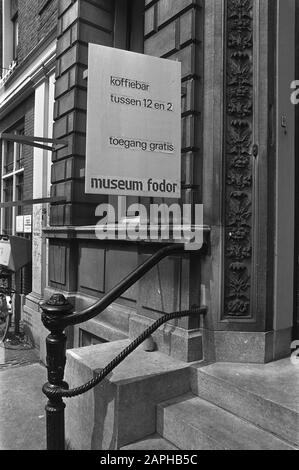 Kunst und Kaffee im Museum Fodor in Amsterdam Beschreibung: Der Eingang des Museums Fodor, eine Plattform für junge Amsterdamer Künstler Datum: 14. Juni 1972 Standort: Amsterdam, Noord-Holland Schlüsselwörter: Museen Name Der Institution: Fodor Stockfoto