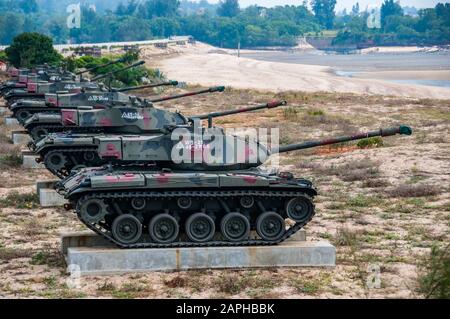 Zeile der Republik China Streitkräfte M41 Walker Bulldog Tanks bei Dreieck Fort an der Küste der Insel Jinmen (Taiwan). Stockfoto