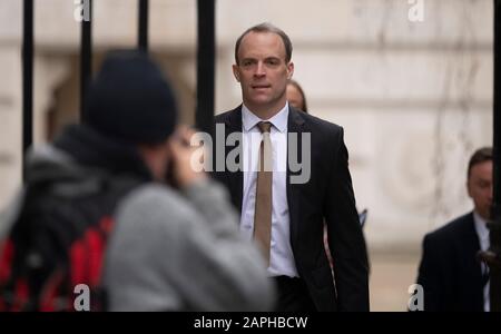 10 Downing Street, London, Großbritannien. Januar 2020. Dominic Raab, Außenminister, trifft in der Downing Street ein, bevor Richard Ratcliffe in Begleitung seiner Mutter und seiner 5-jährigen Tochter eintrifft, um Premierminister Boris Johnson zu treffen, um die Notlage seiner Frau, Frau Zaghari-Ratcliffe, zu besprechen, die seit April 2016 im Iran festgehalten und inhaftiert ist. Kredit: Malcolm Park/Alamy Live News. Stockfoto