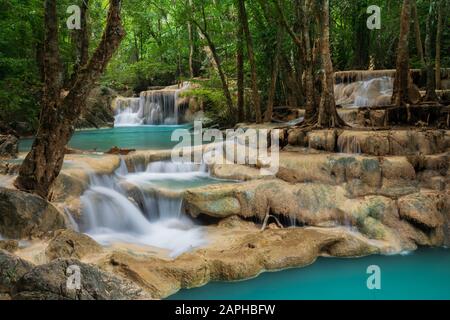 Erawan Wasserfall Thailand Kanchanaburi Provience finden. Dieser Wasserfall ist in Erawan Nationalpark im Wald. Stufe 5 aus allen 7. Stockfoto