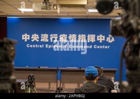 Ein Blick auf die Pressekonferenz des Central Epidemic Command Center.Mit mehr als 570 infizierten Fällen in der Stadt Wuhan (China) wird Taiwan CDC die Aktivierung des Central Epidemic Command Center (CECC) in Anwesenheit von Chen Shih-chung (Taiwanese Minister of Health and Welfare) ankündigen. Für Eine Schwere spezielle infektiöse Pneumonie zur umfassenden Vorbeugung gegen den Ausbruch einer neuartigen Coronavirus-Pneumonie in China und zur Gewährleistung der Gesundheit der taiwanesischen Öffentlichkeit. Stockfoto