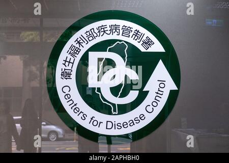 Das CDC-Logo (Centers for Disease Control), das vor der Pressekonferenz des Central Epidemic Command Center auf einer Tür im Hauptsitz der Organisation zu sehen ist. Mehr als 570 infizierte Fälle in der Stadt Wuhan (China) wurden gesperrt. Taiwan CDC kündigt die Aktivierung des Central Epidemic Command Center (CECC) in Anwesenheit von Chen Shih-chung (Taiwanese Minister of Health and Welfare) für Eine Schwere, infektiöse Pneumonie an, um den Ausbruch einer neuartigen Coronavirus-Pneumonie in China umfassend zu verhindern und die Gesundheit der Bevölkerung Taiwanas zu gewährleisten. Stockfoto