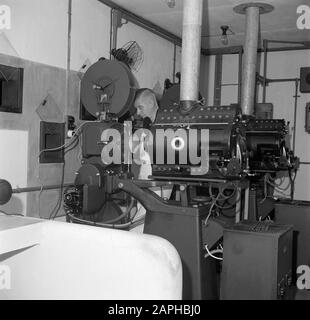 Reise nach Suriname und die niederländischen Antillen Beschreibung: Der Filmstand des Freilichtkinos asiento im Stadtteil Rio Canario der Erdölraffinerie CPIM am Curaçao Datum: 1947 Ort: Curaçao Schlüsselwörter: Kino-Mitarbeiter, Kinos, Name der Filmprojektionsanstalt: CPIM Stockfoto