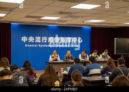 Ein Blick auf die Pressekonferenz des Central Epidemic Command Center.Mit mehr als 570 infizierten Fällen in der Stadt Wuhan (China) wird Taiwan CDC die Aktivierung des Central Epidemic Command Center (CECC) in Anwesenheit von Chen Shih-chung (Taiwanese Minister of Health and Welfare) ankündigen. Für Eine Schwere spezielle infektiöse Pneumonie zur umfassenden Vorbeugung gegen den Ausbruch einer neuartigen Coronavirus-Pneumonie in China und zur Gewährleistung der Gesundheit der taiwanesischen Öffentlichkeit. Stockfoto