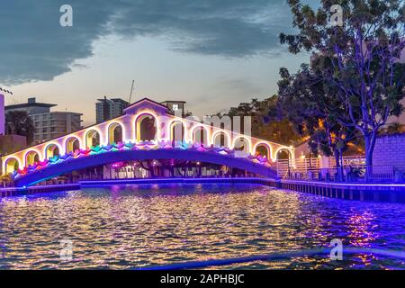 Blick auf den Sonnenuntergang über dem Fluss Melaka von einem Kreuzfahrtschiff aus. Malakka River und Skyline der Stadt in der Nacht, Malaysia. Stockfoto