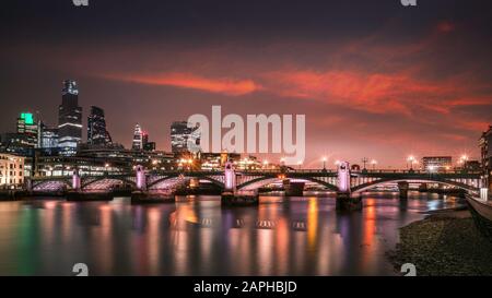 Southwark Bridge. Eine der 15 Legendären London Bridges ist jetzt Teil des riesigen Kunstprojekts - The Illuminated River Project, Southwark, London, Großbritannien Stockfoto