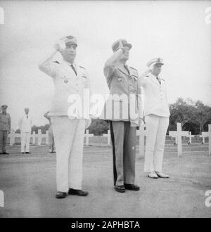 Kranz Legging Honorar Antjol von französischer Militärmission Beschreibung: Der französische stellvertretende Consul in Batavia, Herr C. Alby und Col. V. Morizon, l. Col. S. Faure und Mütze. Die Korvette C. Gerard von der französischen Militärmission besuchte das Ehrenfeld Antjol, wo col. Morizon legte im Auftrag der Mission einen Kranz. Das französische Unternehmen wurde von der Adj begleitet. Maj-Gen P. Alons und Col. B. J. Buma, Vertreter des Befehlshabers der Armee, des Chefs der Fernost-Direktorate, Herrn T. Elink Schuurman, des sous-Chefs H. Eschauzier und einiger Offiziere des Kabinetts des Armeekommandanten und des Th Stockfoto