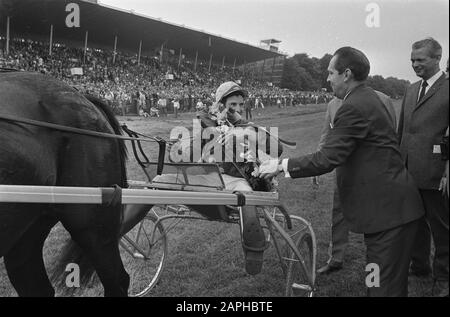 Kurs für den großen Preis der Niedrigen Länder bei Duempt 1970 Beschreibung: Der Franzose J.Roussel wird geehrt, er gewinnt mit dem Pferd Tatusca d'Avril Anmerkung: Siehe auch Aktiennummern: 923-6324, 923-6325, 923-6326 Datum: 28. Juni 1970 Ort: Den Haag, Duempört, Zuid-Holland Schlüsselwörter: Trab- und Rennsport, Auszeichnungen, Siege, Pferd und Wagen, Pferde, Reitsport, Schlappys persönlicher Name: Roussel, J. Stockfoto