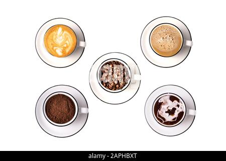 Flat Lay Das Sortiment an Kaffee - Bohnen, gemahlenen Kaffee, Latte Art, Espresso, Cappuccino, heiße Schokolade isoliert auf weißem Hintergrund. Stockfoto