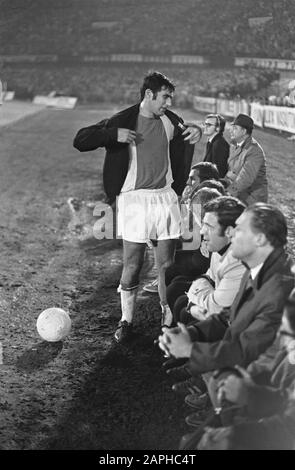 Fußballspiel Ajax Nürnberg, 4-0 Beschreibung: Der verärkte Swart kommt am Bankdatum des Spielers an: 2. Oktober 1968 Ort: Amsterdam, Noord-Holland Schlagwörter: Verletzungen, Fußball Personenname: Swart, Sjaak-Institution Name: FC Nürnberg Stockfoto