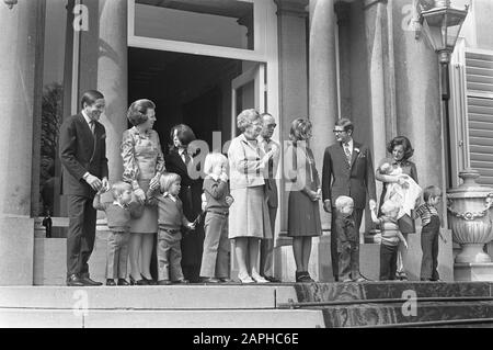 Defile für den Palast Soestdijk für den Königstag Beschreibung: Die gesamte königliche Familie an der Grenze: Prinz Claus, Prinz Konstantin, Prinzessin Beatrix, Prinz Johan Friso, Prinzessin Christina, Prinz Willem-Alexander, Königin Juliana, Prins Bernhard, Prinzessin Irene, Pieter van Vollenhoven mit ihm Prinz Carlos, Prins Bernhard jr., Prinzessin Margriet mit Prins Pieter-Christiaan, Prins Maurits Datum: 1. Mai 1972 Ort: Soestdijk, Prov Utrechter Schlüsselwörter: Defiles, Queen's Day, Princes Person Name: Beatrix, Princess, Bernhard (Prinz Niederlande), Christina, Prinzessin, Claus, Prinz, Constanti Stockfoto