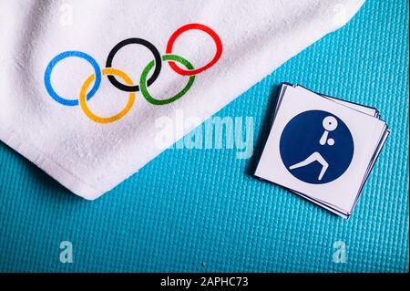 TOKIO, JAPAN, JANUAR. 20. 2020: Piktogramm für das Gewichtheben und olympische Ringe. Originaltapete für olympisches Spiel Stockfoto