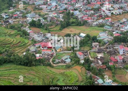 Landschaft vietnames Stadt Quan Ba in den Karstmointänen ist der Berg Fee ein Wahrzeichen für Touristen. Stockfoto