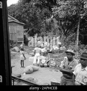 Reisen nach Suriname und die niederländischen Antillen Beschreibung: Der goldfield-zug wird am Cablestation entladen Datum: 1947 Ort: Kabelstation, Suriname Schlüsselwörter: Indigene Bevölkerung Stockfoto