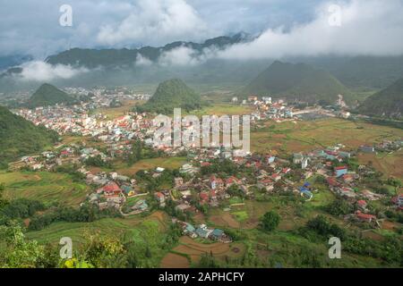 Landschaft vietnames Stadt Quan Ba in den Karstmointänen ist der Berg Fee ein Wahrzeichen für Touristen. Stockfoto